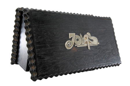 Guarda joias em pau santo com aplicação em prata e dizeres  "JOIAS" e veludo em amarelo no interior.